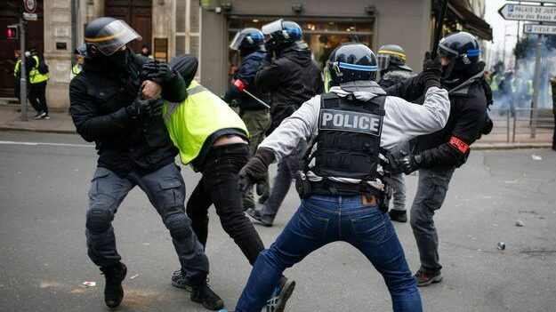Gilets jaunes une enquete ouverte a Rouen pour des violences policieres e1637859341818