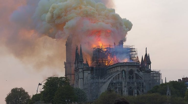 800px Notre Dame en feu 20h06 800x445 1