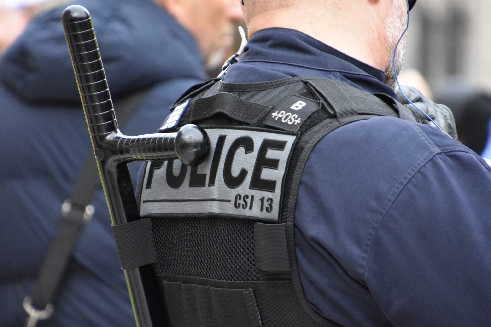 Policier avec matraque