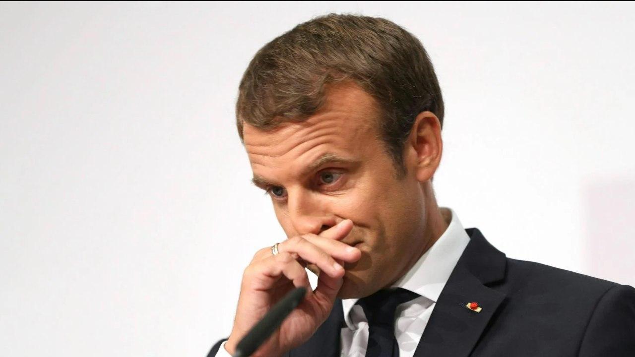 Macron grimace