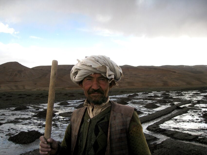 potato farmer in bamyan province in central afghanistan 850x638 1