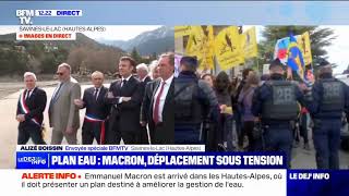 Macron arrive sous les huees et les sifflets des manifestants a Savines le Lac