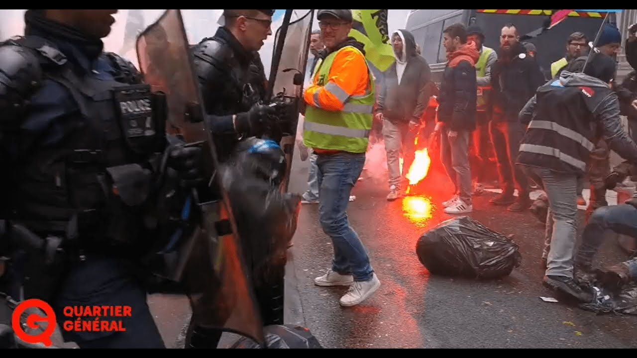 Retraites des poubelles jetees sur le siege de Macron a Paris