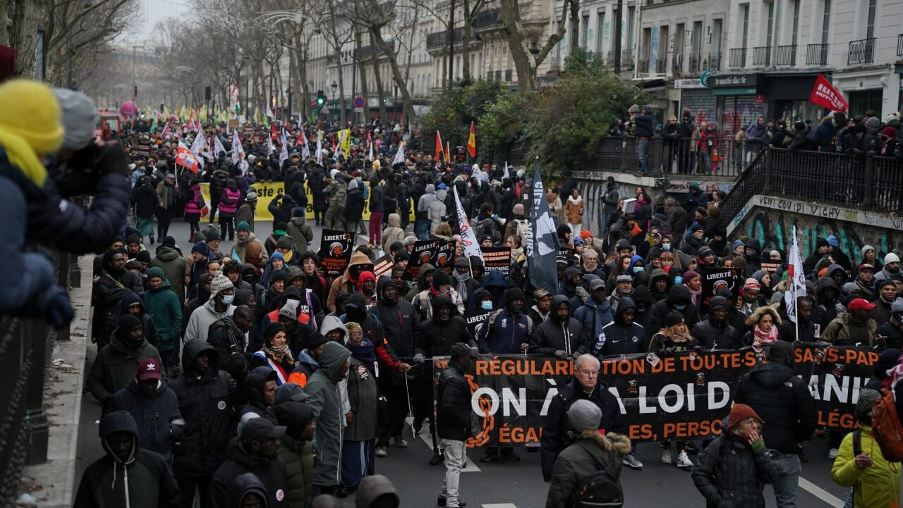LOI IMMIGRATION DARMANIN LE PEN MANIFESTATION