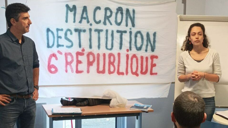 macron destitution