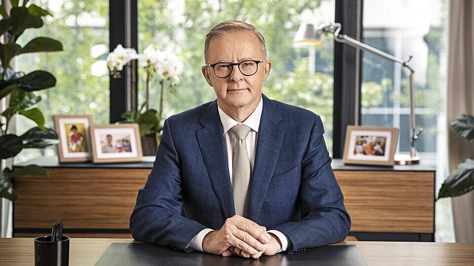Crédits photo : « Official portrait of Australian Prime Minister Anthony Albanese », Australian Government, Wikimedias Commons, CC BY 4.0, pas de modifications apportées.