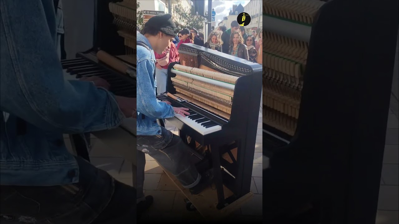 Bella ciao joué au piano à Tours, au centre d’une foule de plus de 50 000 manifestants