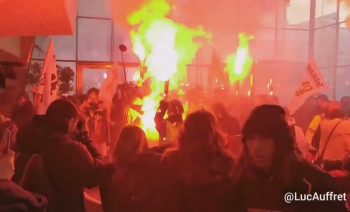 Des-manifestants-contre-la-retraite-a-64-ans-envahissent-Euronext-la-Bourse-de-Paris-a-la-Defense