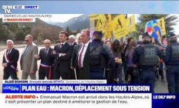 Macron-arrive-sous-les-huees-et-les-sifflets-des-manifestants-a-Savines-le-Lac