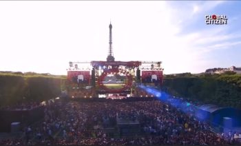 Macron-demission-scande-par-une-foule-immense-sous-la-Tour-Eiffel