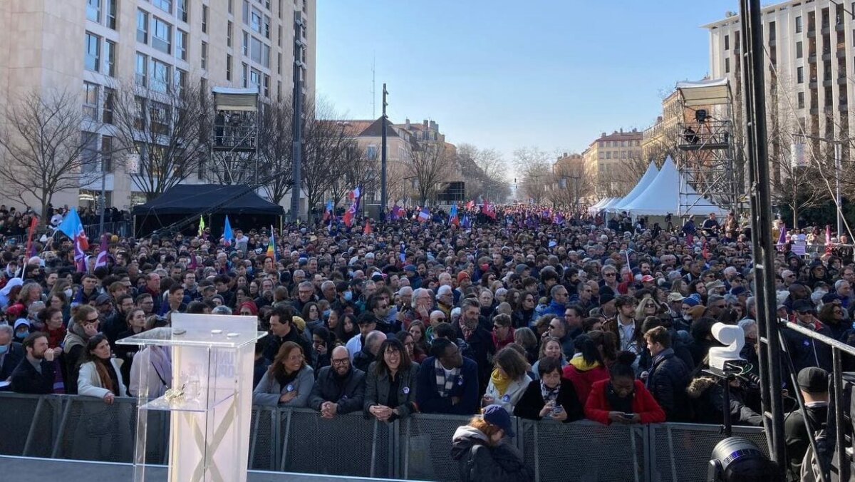 À Lyon, Mélenchon s’installe comme le principal opposant à Macron Foule-Lyon-1-e1646656487831-1200x0